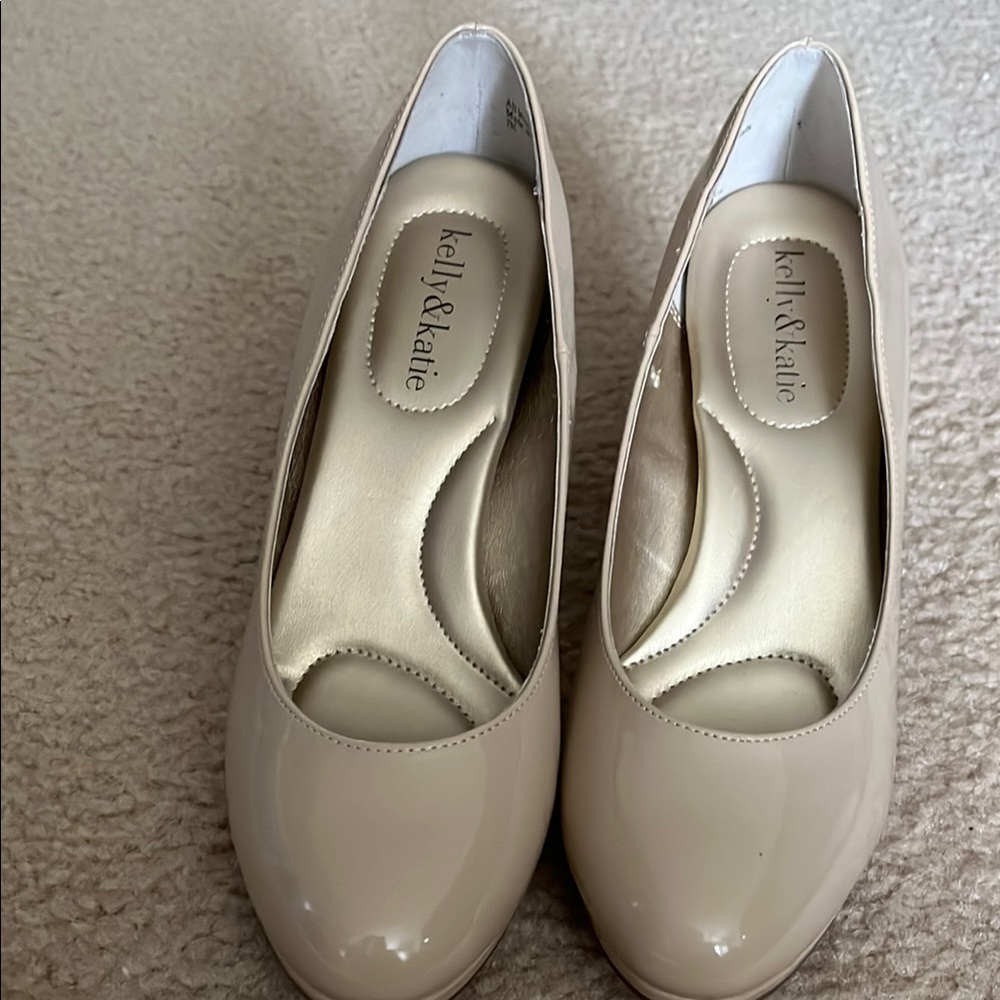 Kelly & Katie Women's Beige Flats